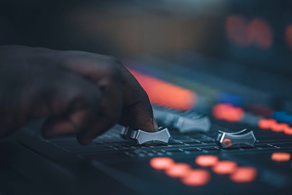 Zvukový technik nastavuje mixpult pred podujatím