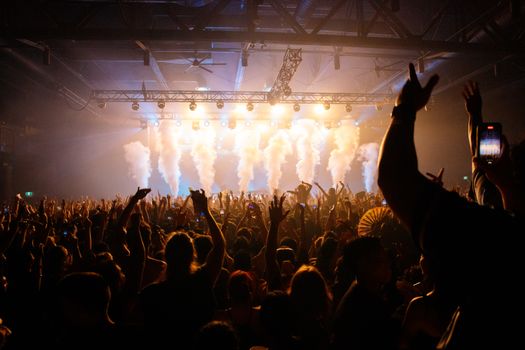 Koncert s davom ľudí a pódiovým ozvučením