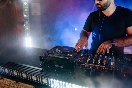 DJ a svetelná show na párty
