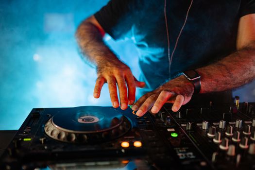 DJ mixpult a gramofóny
