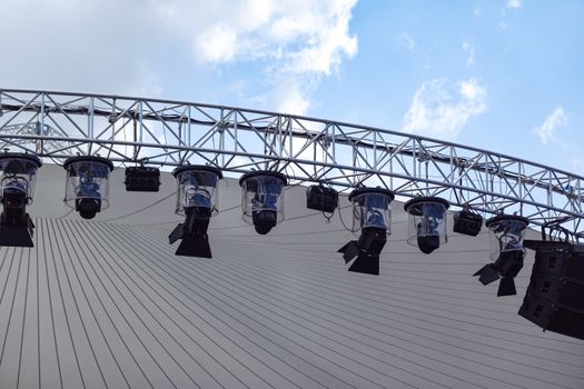 Pódiová svetelná technika a truss konštrukcia